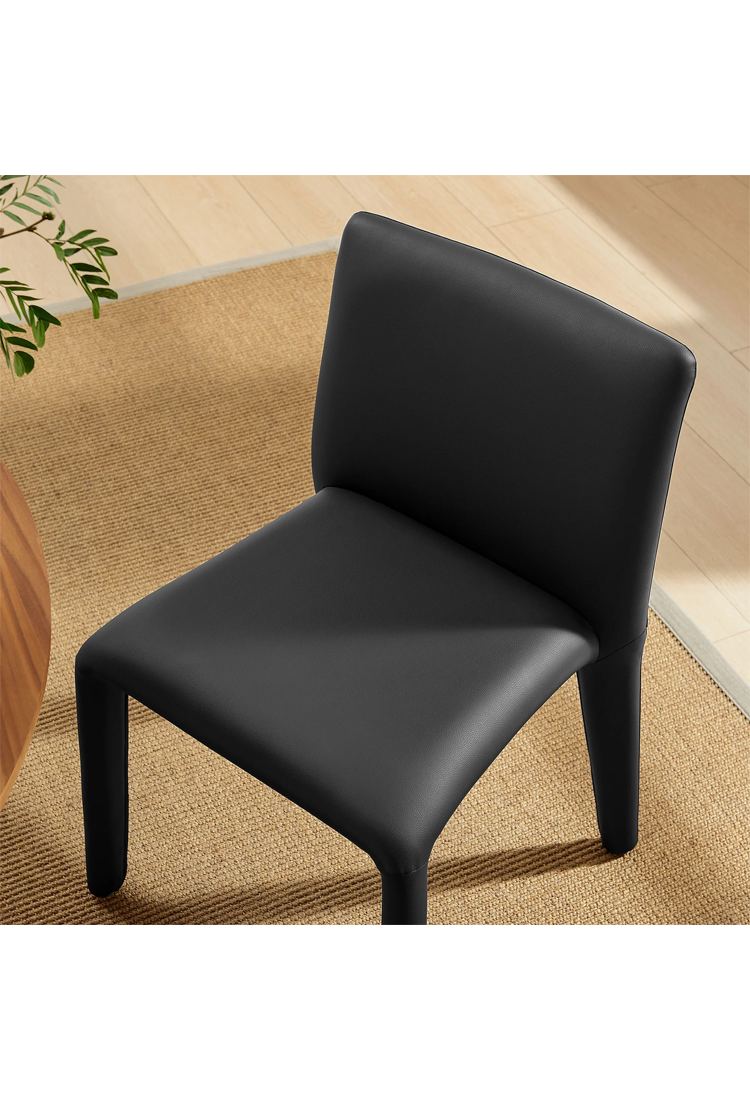 Chaise de salle à manger en cuir végétalien Noviara, noire