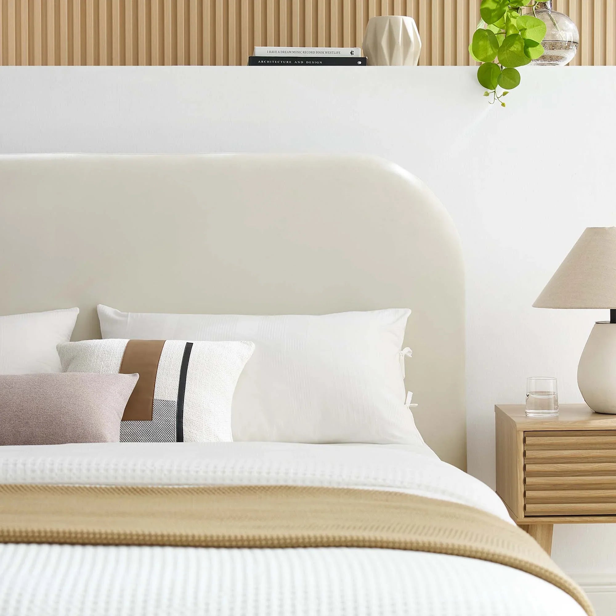 Lit double en velours chiné, couleur crème